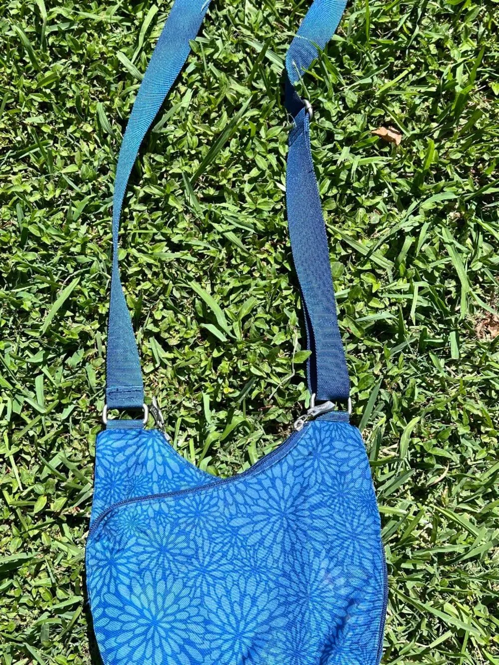Baggallini blue floral criss cross crossbody travel organizer purse bag